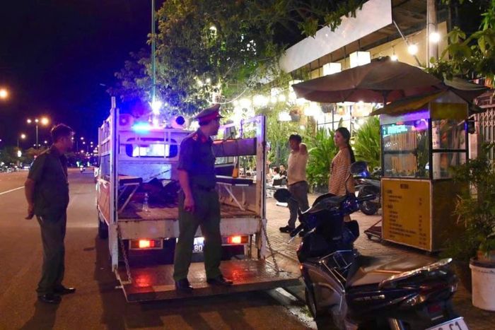 Lực lượng chức năng nhắc nhở các hộ kinh doanh không lấn chiếm lòng lề đường