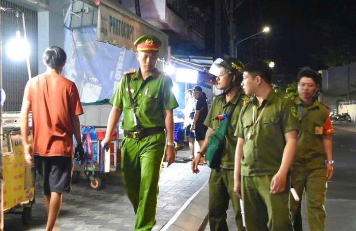 Tuần tra, nhắc nhở các hộ kinh doanh không lấn chiếm vỉa hè