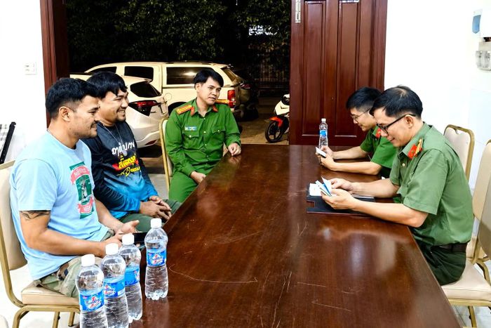 Công an xã Đạ Huoai kiểm tra cư trú người nước ngoài đến địa phương lao động
