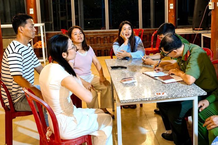 Công an xã Đạ Huoai kiểm tra cư trú người nước ngoài đến địa phương buôn bán