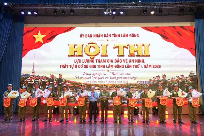 Lãnh đạo Công an tỉnh trao cờ lưu niệm tặng các đội thi. Ảnh: Lê Tiến