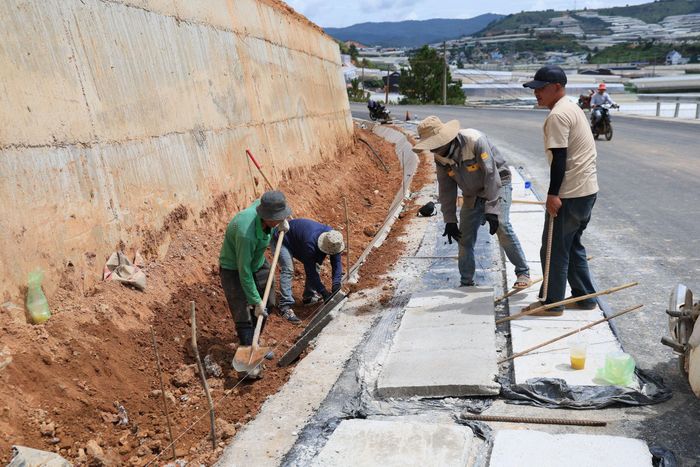 Công nhân hoàn thiện những đoạn mương thoát nước cuối cùng