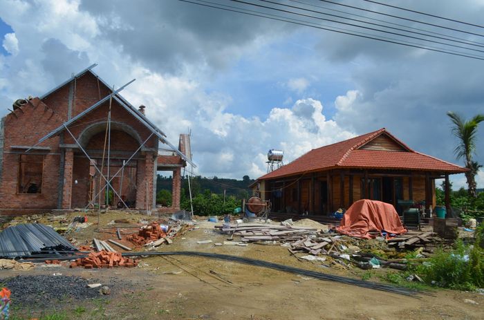 Thôn Thanh Sơn có nhiều hộ dân tộc thiểu số đầu tư nhà cửa khang trang