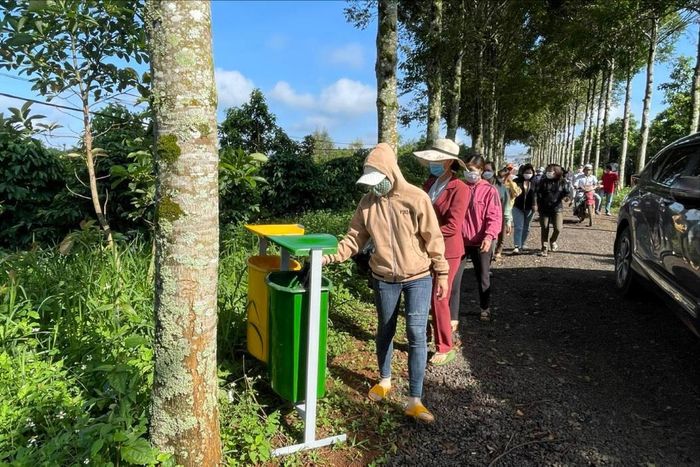 Các thùng rác phân loại được lắp đặt tại phường Bắc Gia Nghĩa nhằm hình thành thói quen phân loại rác tại nguồn. Tuy nhiên, nhiều điểm sau thời gian triển khai chưa được duy trì hiệu quả