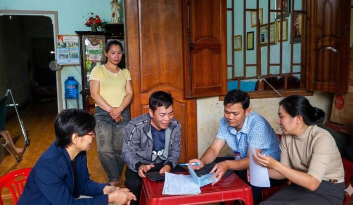 Cán bộ, công chức xã Thuận An về tận từng gia đình hỗ trợ các đối tượng yếu thế về thủ tục hành chính