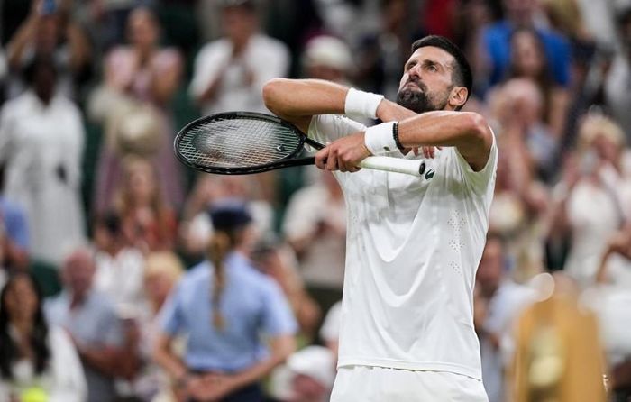 Djokovic ăn mừng ngạo nghễ sau chiến thắng trước Auger-Aliassime.