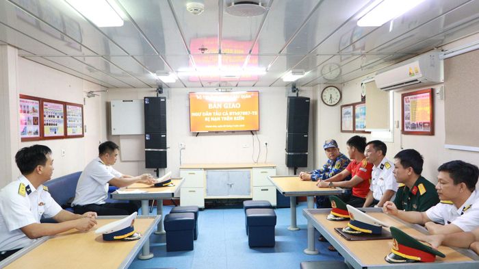 Bộ Tư lệnh Vùng 4 Hải quân phối hợp với Ban Chỉ huy Bộ đội Biên phòng tỉnh Lâm Đồng tổ chức bàn giao ngư dân Nguyễn Thanh Lộc