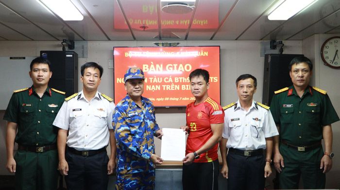 Khi cập Cảng Cam Ranh, ngư dân Nguyễn Thanh Lộc được các bác sĩ Đội Điều trị 486 kiểm tra sức khỏe, xác định tình trạng ổn định trước khi bàn giao về địa phương