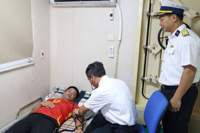 Cán bộ, chiến sĩ tàu 571 thuộc Lữ đoàn 955 nhanh chóng cơ động tiếp cận, tiếp nhận, tổ chức chăm sóc và theo dõi sức khỏe cho bệnh nhân
