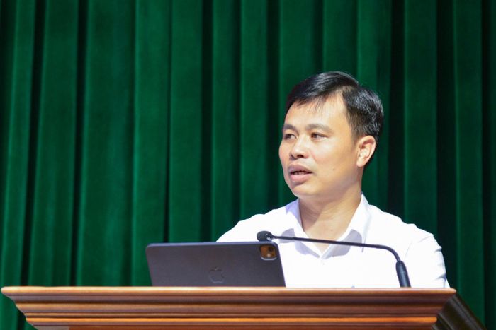 Bí thư Đảng ủy, Giám đốc Công ty Nhôm Đắk Nông - TKV Nguyễn Văn Phòng phát biểu tại hội nghị