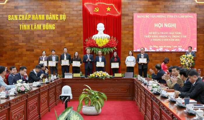 Trao Giấy khen của Đảng ủy Văn phòng Tỉnh ủy cho các đảng viên có thành tích xuất sắc trong thực hiện nhiệm vụ 6 tháng đầu năm 2026