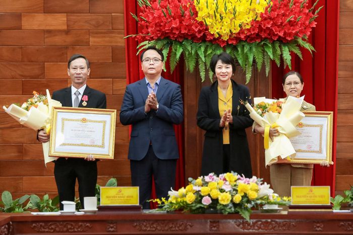 Đồng chí Đặng Hồng Sỹ và đồng chí Phạm Thị Phúc trao Huân chương Lao động hạng Hai và Huân chương Lao động hạng Ba cho các cá nhân có thành tích