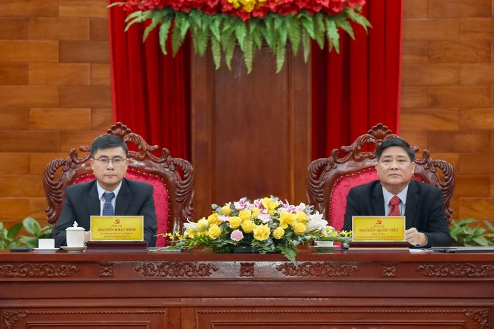 Các đồng chí: Nguyễn Khắc Bình, Chánh Văn phòng Tỉnh ủy; Nguyễn Quốc Việt, Phó Chánh Văn phòng Thường trực, Văn phòng Tỉnh ủy chủ trì hội nghị