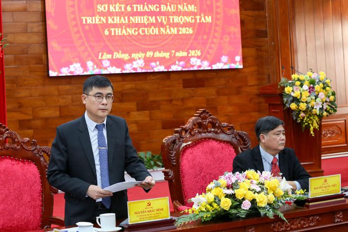 Đồng chí Nguyễn Khắc Bình, Ủy viên Ban Thường vụ Tỉnh ủy, Chánh Văn phòng Tỉnh ủy phát biểu tiếp thu các ý kiến chỉ đạo