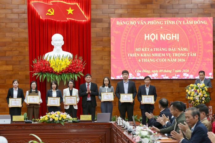 Trao Giấy khen của Đảng ủy Văn phòng Tỉnh ủy cho các đảng viên có thành tích xuất sắc trong thực hiện nhiệm vụ 6 tháng đầu năm 2026