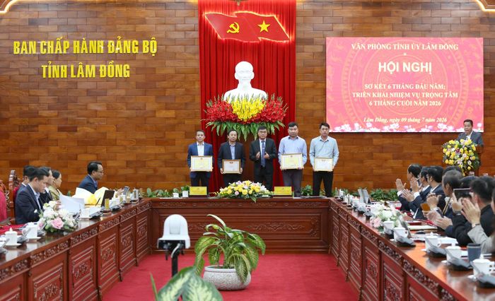 Đồng chí Nguyễn Khắc Bình trao Bằng khen của Chủ tịch UBND tỉnh cho các tập thể, cá nhân thuộc Văn phòng Tỉnh ủy có thành tích xuất sắc
