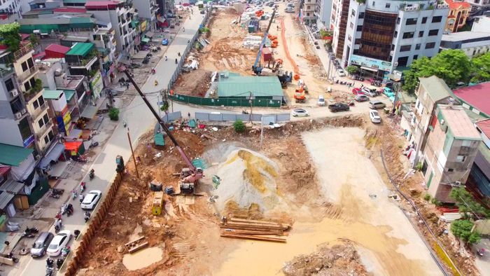 Ở phía đối diện, đoạn tuyến dài khoảng 450m từ Km1+600 đến Km2+100 đang được đào xới, san gạt để thi công nền đường.