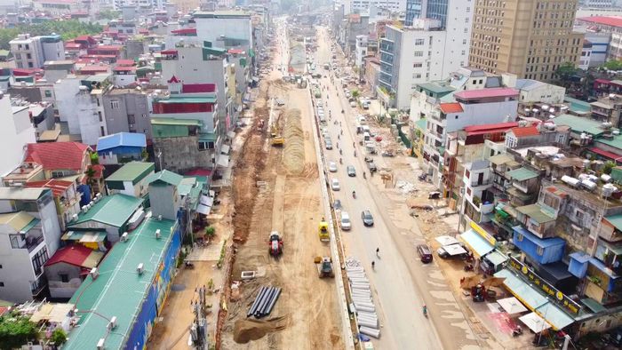 Khi tuyến đường dần thành hình, diện mạo khu vực hai bên tuyến cũng từng bước thay đổi. Nhiều hộ dân tranh thủ sửa chữa, cải tạo mặt tiền, chuẩn bị cho không gian đô thị mới.
