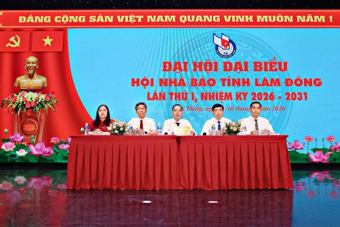 Đoàn Chủ tịch Đại hội đại biểu Hội Nhà báo tỉnh Lâm Đồng lần thứ I, nhiệm kỳ 2026 - 2031 điều hành phiên thứ nhất