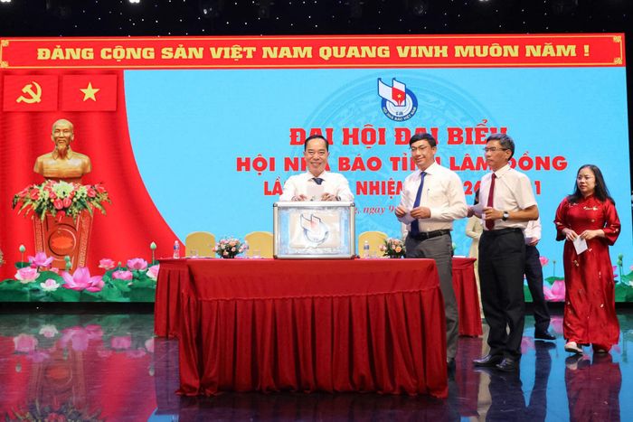 Các đại biểu bỏ phiếu bầu nhân sự Ban Chấp hành và Ban Kiểm tra Hội Nhà báo tỉnh Lâm Đồng khóa I