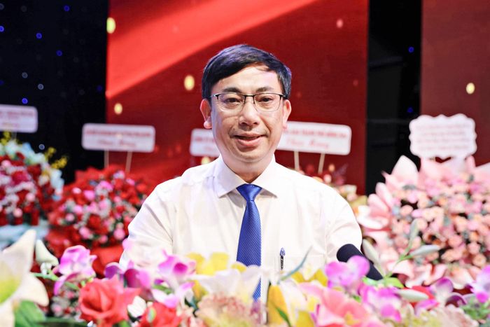 Nhà báo Nguyễn Thanh Hùng, Phó Giám đốc Báo và Phát thanh, Truyền hình Lâm Đồng, Phó Chủ tịch Hội Nhà báo tỉnh thông qua chương trình đại hội