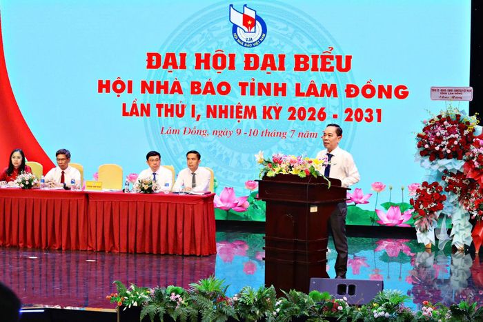 Nhà báo Lê Huy Toàn, Tỉnh ủy viên, Giám đốc Báo và PTTH Lâm Đồng, Chủ tịch Hội Nhà báo tỉnh thay mặt Đoàn Chủ tịch trình bày Đề án nhân sự trình đại hội bầu