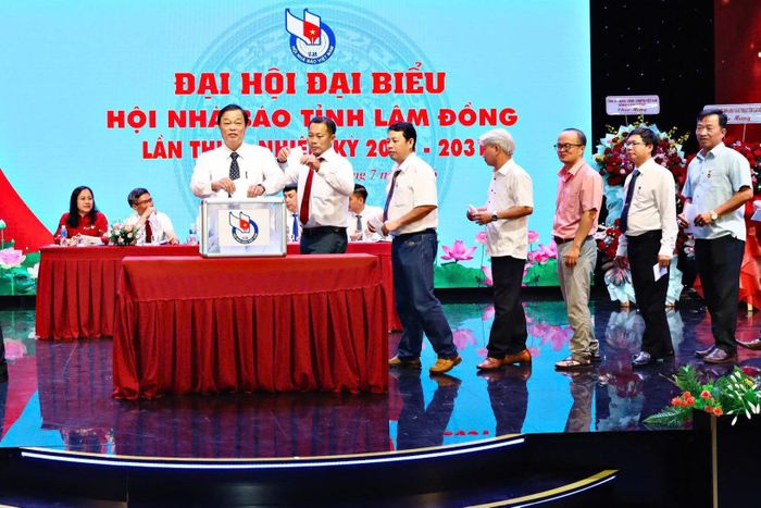 Các đại biểu bỏ phiếu bầu đoàn đại biểu tham dự Đại hội đại biểu Hội Nhà báo Việt Nam lần thứ XII