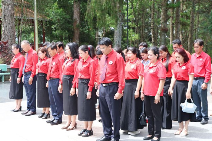 Các đại biểu dành một phút mặc niệm tưởng nhớ các Anh hùng liệt sĩ