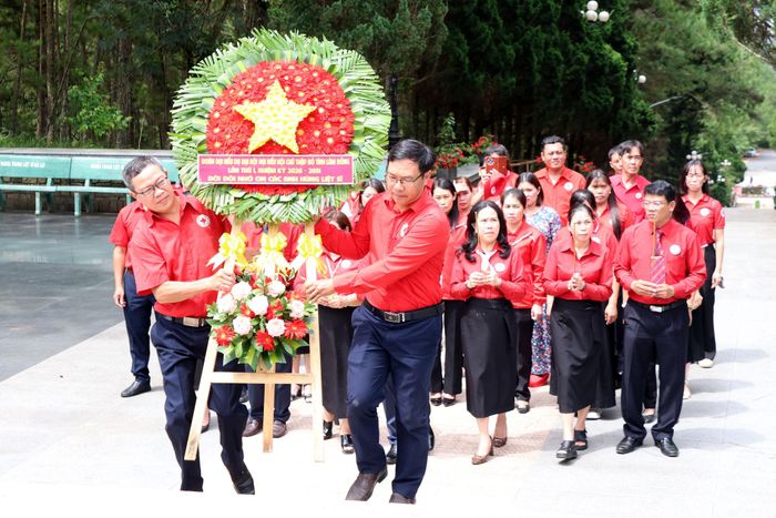 Đoàn đại biểu dự Đại hội Hội Chữ thập đỏ tỉnh Lâm Đồng lần thứ I, nhiệm kỳ 2026 - 2031 dâng hoa, dâng hương tại Nghĩa trang Liệt sĩ Lâm Đồng