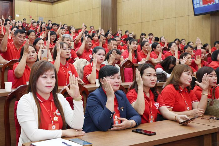 Các đại biểu biểu quyết thông qua các đề án nhân sự