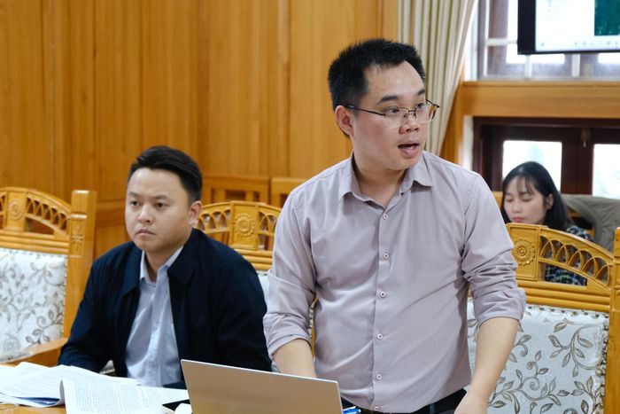 Đại diện cơ quan chuyên môn phường Lang Biang - Đà Lạt báo cáo, làm rõ tiến độ thực hiện công tác quy hoạch trên địa bàn