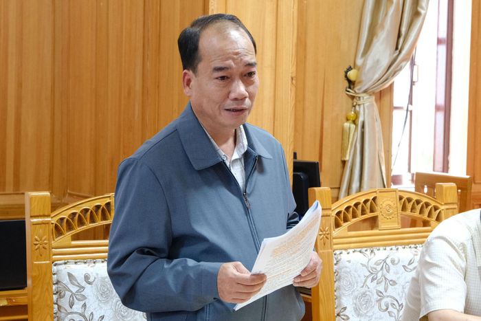 Đại diện lãnh đạo phường Lang Biang - Đà Lạt báo cáo tiến độ thực hiện công tác quy hoạch trên địa bàn