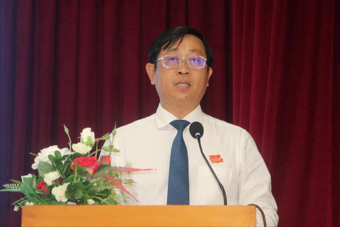 Đồng chí Nguyễn Hữu Thông, Tỉnh ủy viên, Bí thư Đảng ủy, Chủ tịch HĐND phường phát biểu tại kỳ họp