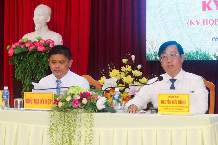 Chủ tọa kỳ họp HĐND phường Phú Thủy.