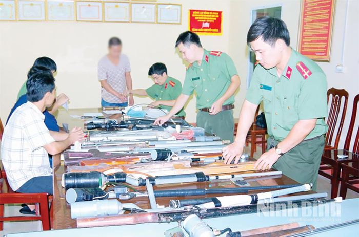 Phòng An ninh điều tra (Công an tỉnh) bắt giữ các đối tượng mua bán linh kiện và lắp rápsúng tự chế. Ảnh: CTV