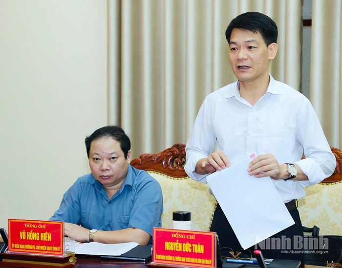 Đồng chí Nguyễn Đức Toàn, Ủy viên Ban Thường vụ Tỉnh ủy, Trưởng Ban Tuyên giáo và Dân vận Tỉnh ủy phát biểu tại hội nghị.