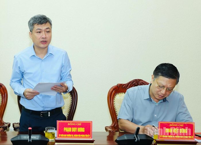 Đồng chí Phạm Duy Hưng, Ủy viên Ban Thường vụ Tỉnh ủy, Chánh Văn phòng Tỉnh ủy phát biểu tại hội nghị.