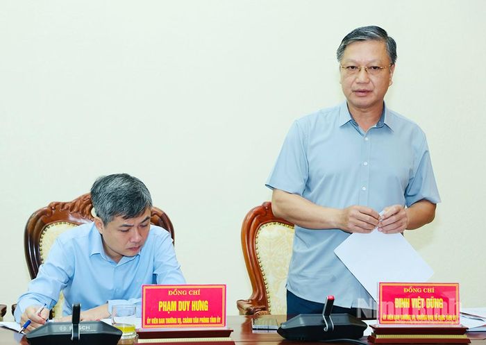 Đồng chí Đinh Việt Dũng, Ủy viên Ban Thường vụ Tỉnh ủy, Trưởng Ban Tổ chức Tỉnh ủy phát biểu tại hội nghị.