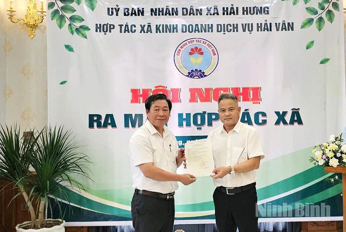 Lãnh đạo xã Hải Hưng trao Giấy chứng nhận thành lập cho HTX kinh doanh dịch vụ Hải Vân.
