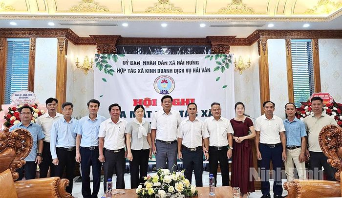 Lãnh đạo Liên minh HTX tỉnh chúc mừng HTX kinh doanh dịch vụ Hải Vân.