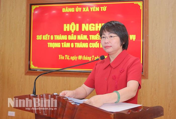 Đồng chí Nguyễn Thị Lan Anh, Bí thư Đảng ủy, Chủ tịch HĐND xã phát biểu tại hội nghị. Ảnh: Anh Tuấn