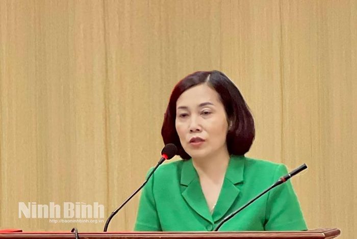Đồng chí Hoàng Thị Hoài Phương, Tỉnh ủy viên, Phó Giám đốc Báo và phát thanh, truyền hình tỉnh phát biểu tại hội nghị.