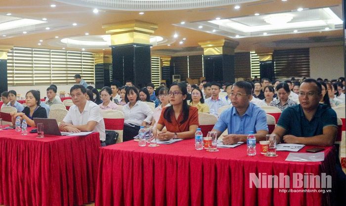 Các đại biểu dự hội nghị.
