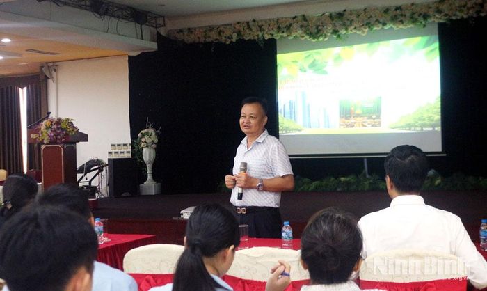 Đồng chí Hoàng Văn Vy, Chuyên gia về môi trường, nguyên Phó Cục trưởng Cục Bảo vệ môi trường miền Bắc truyền đạt nội dung tại hội nghị.