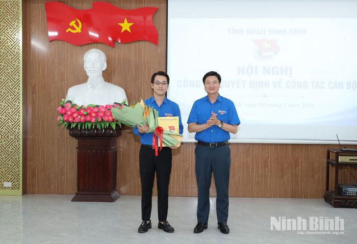 Đồng chí Trần Ngọc Nam, Tỉnh ủy viên, Phó Chủ tịch Ủy ban MTTQ Việt Nam tỉnh, Bí thư Tỉnh đoàn trao quyết định và tặng hoa cho đồng chí Đỗ Ngọc Dương, Quyền Bí thư Đoàn TNCS Hồ Chí Minh các cơ quan Đảng tỉnh khóa I, nhiệm kỳ 2025-2030.