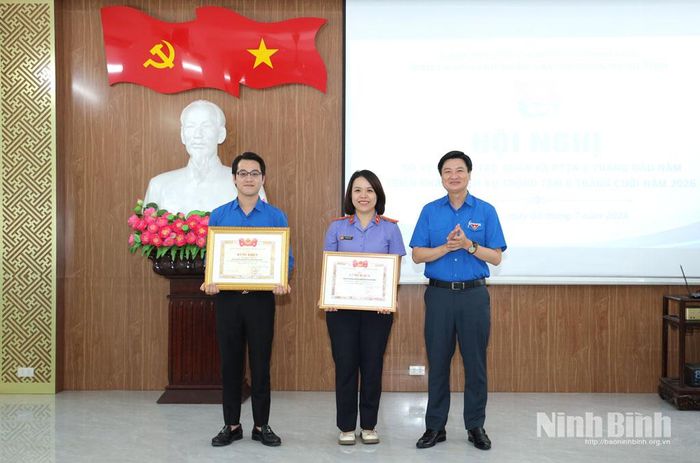 Đồng chí Trần Ngọc Nam, Tỉnh ủy viên, Phó Chủ tịch Ủy ban MTTQ Việt Nam tỉnh, Bí thư Tỉnh đoàn trao tặng Bằng khen cho các tập thể và cá nhân.