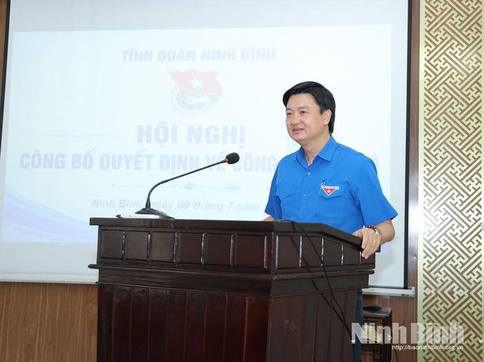 Đồng chí Trần Ngọc Nam, Tỉnh ủy viên, Phó Chủ tịch Ủy ban MTTQ Việt Nam tỉnh, Bí thư Tỉnh đoàn phát biểu tại hội nghị.