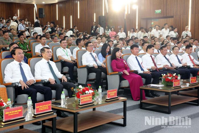 Thủ tướng Chính phủ Lê Minh Hưng và các đại biểu dự lễ khai trương.