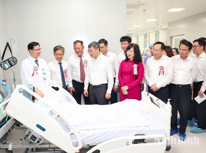 Thủ tướng Chính phủ Lê Minh Hưng cùng các đại biểu thăm hỏi, tặng quà bệnh nhân điều trị tại Bệnh viện Hữu nghị Việt Đức cơ sở Ninh Bình.