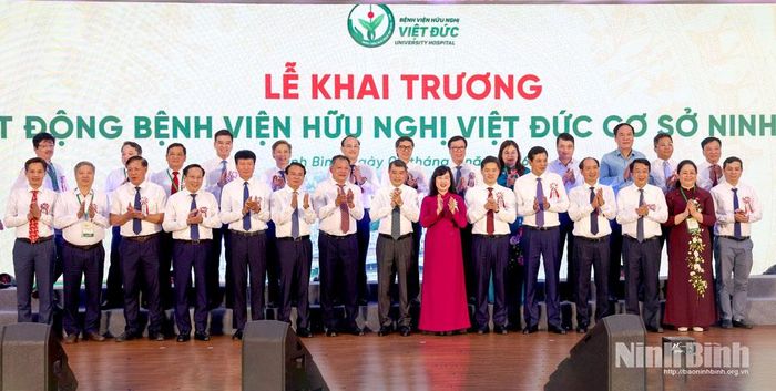 Thủ tướng Chính phủ Lê Minh Hưng và các đại biểu chụp ảnh lưu niệm.